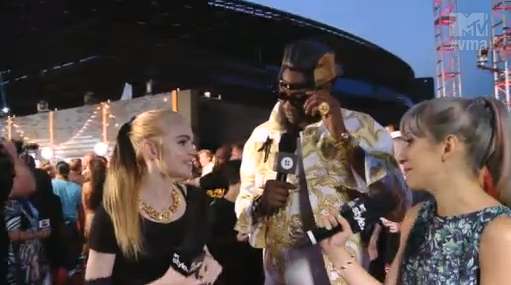 Watch: Grimes Co-Host the MTV Video Music Awards Red Carpet Report